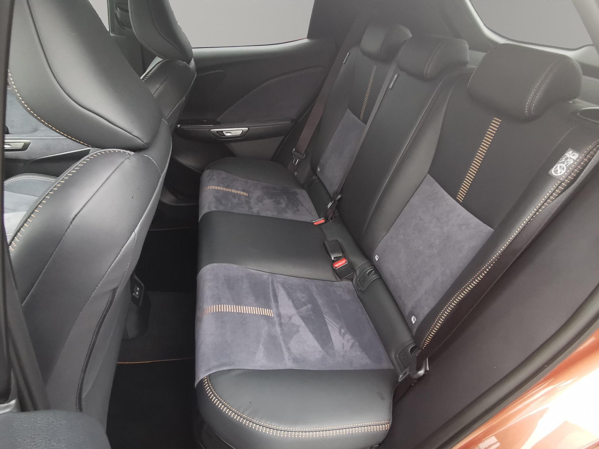 LEXUS LBX 1.5 Hybrid Cool AWD_8