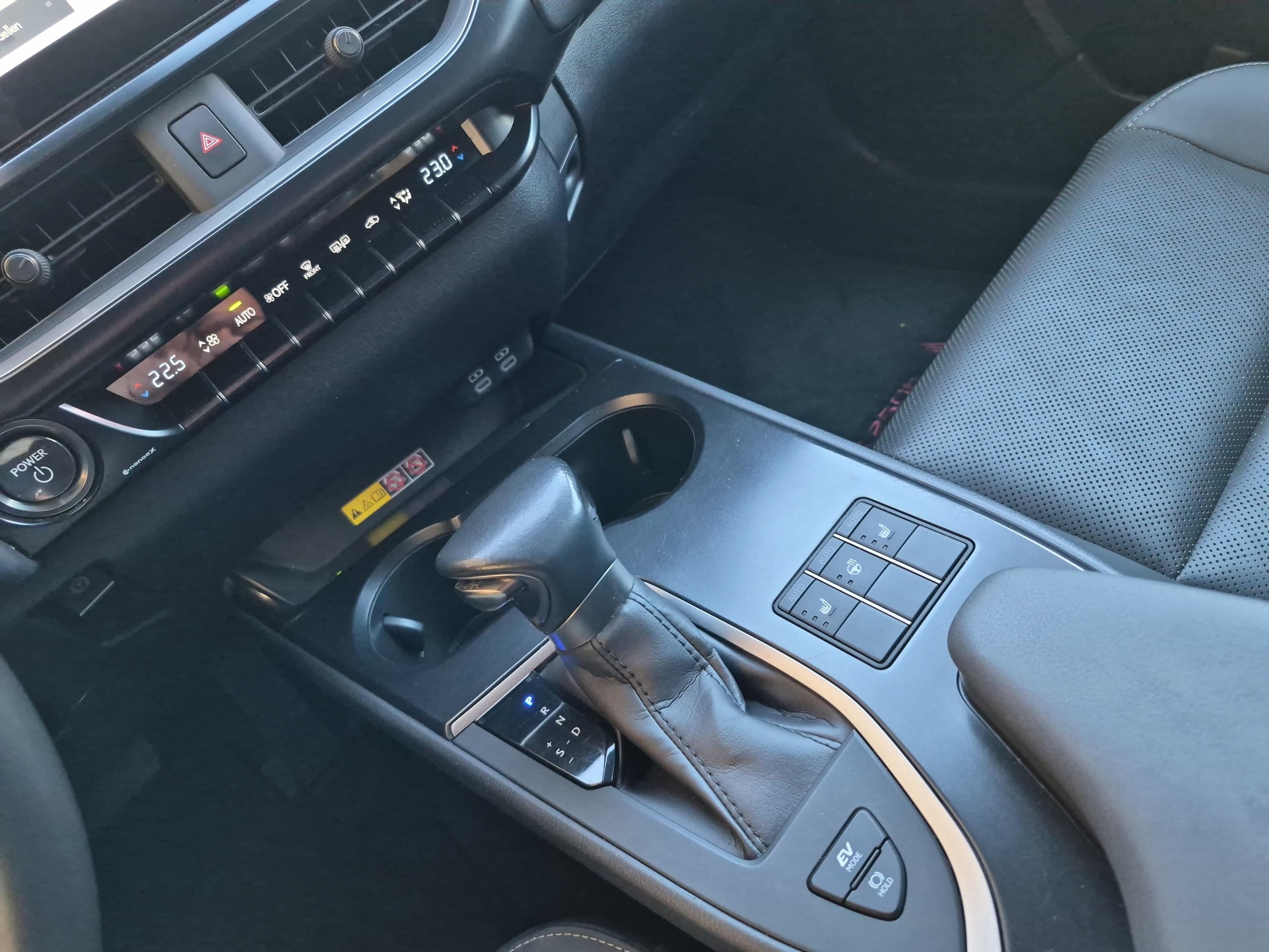 LEXUS UX 250h Comfort / Jetzt mit attraktivem 0.9% Leasing!_16