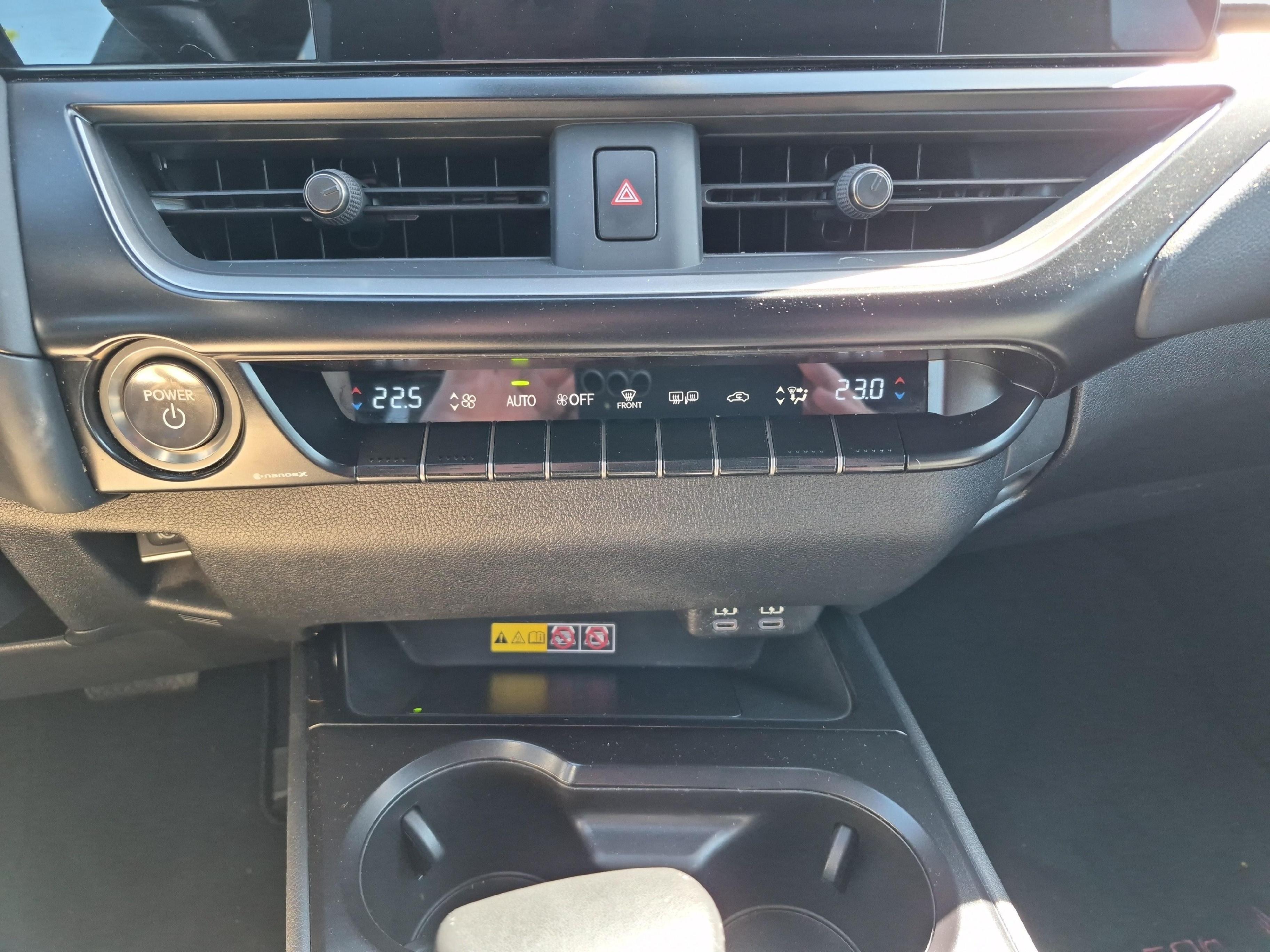 LEXUS UX 250h Comfort / Jetzt mit attraktivem 0.9% Leasing!_24
