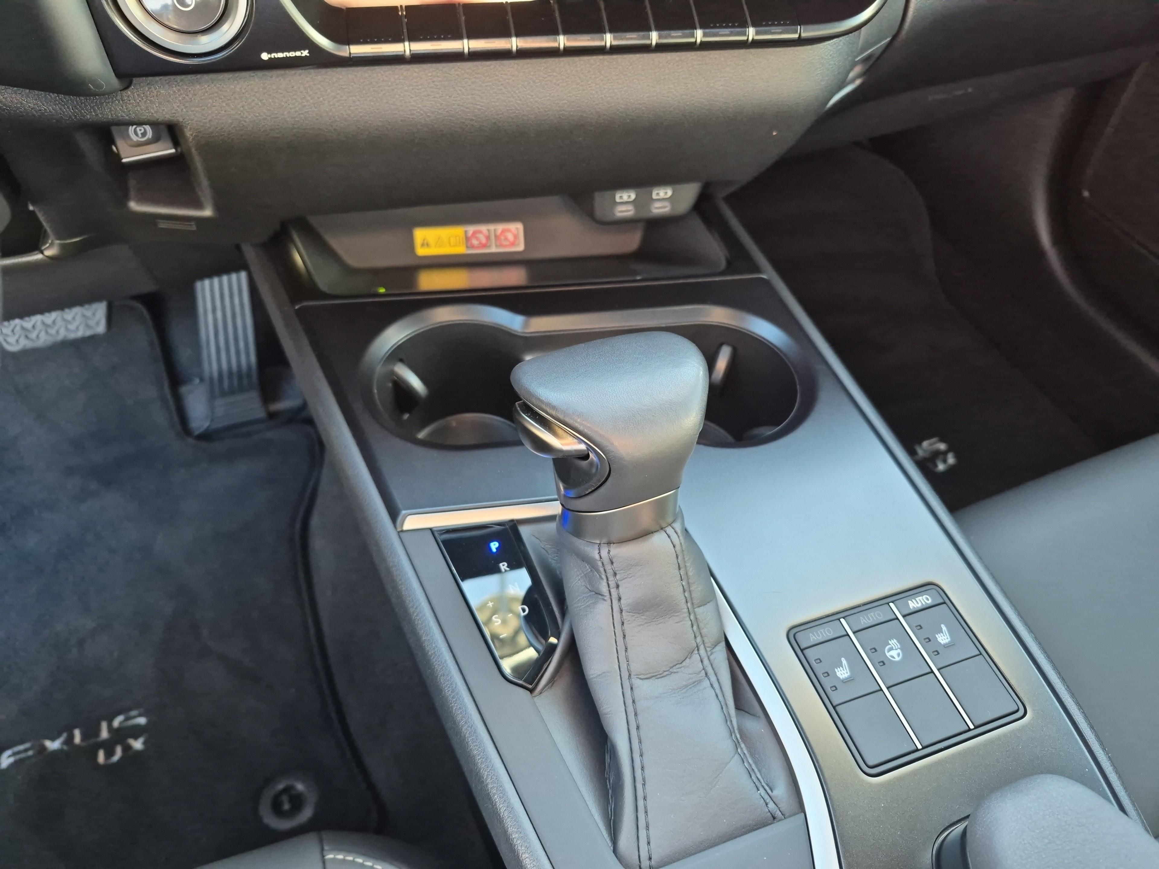 LEXUS UX 250h F-Line / Jetzt mit attraktivem 1.99% Leasing_15