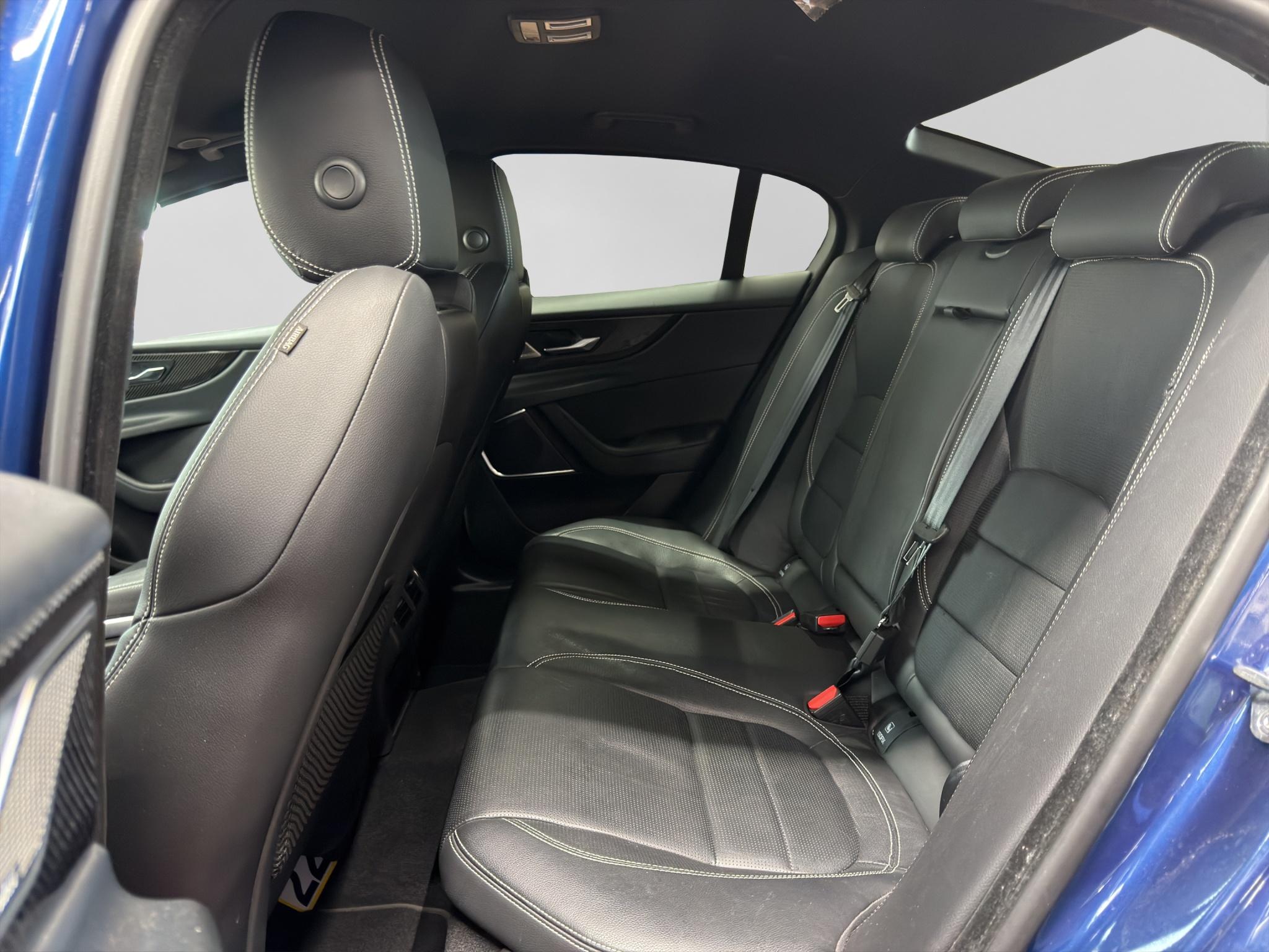 JAGUAR XE 2.0 T 300 R-Dynamic Black AWD_7